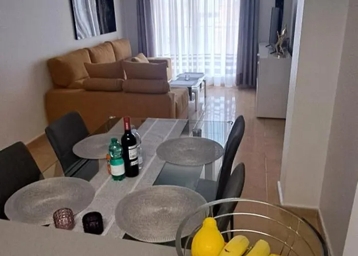 Julia De Lux アパート